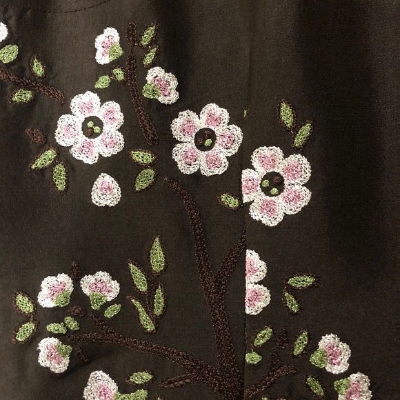 Elegant Embroidered Floral Sleeveless Shift Dress - Picture 6 of 7